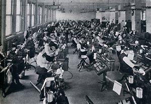 Pohled na největší baterii skládacích strojů na světě, 1916 od Unbekannt