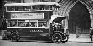 Dvoupatrový autobus stojící před soudy v Londýně, 1926-1927 od Unbekannt