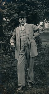 Pán v obleku a buřince c1910 od Unbekannt