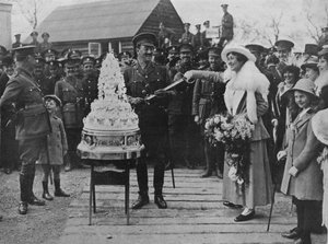 Khaki svatba: Krájení svatebního dortu mečem ženichů, 1915 od Unbekannt