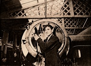 Kovový dělník s automatickou vrtačkou odizolující kryt motoru, 1940 od Unbekannt