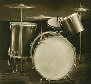 Soubor bicích nástrojů bicí a činely československé výroby, 1948 od Unbekannt