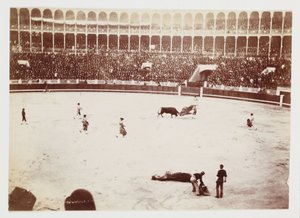 Snímek býčího zápasu před obrovským davem v Las Ventas del Espiritu Santo v Madridu, pořízený neznámým fotografem asi v roce 1930 od Unbekannt