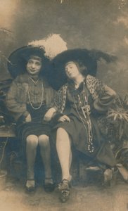 Ateliérová fotografie dvou dam, c1910 od Unbekannt