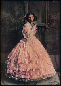 Plesové šaty se třemi vroubky z růžového hedvábí s převleky z bílé květované gázy, 1850-60, c1913 od Unbekannt