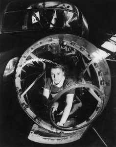 Žena pracující na bombardéru Lancaster, druhá světová válka, 40. léta od Unbekannt
