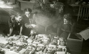 Herečky Moskevského uměleckého divadla připravující dárky pro Rudou armádu, SSSR, 1943 od Unbekannt