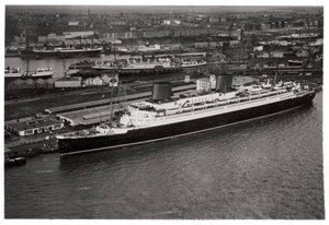Letecký pohled na přístav Brémy, Německo, a parník Europa, ze Zeppelinu, c1931 1933 od Unbekannt