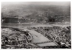Letecký pohled na Koblenz, Porýní-Falc, Německo, ze Zeppelinu, c1931 1933 od Unbekannt