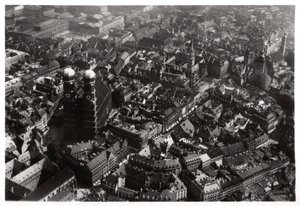 Letecký pohled na Frauenkirche, Mnichov, Německo, ze Zeppelinu, c1931 1933 od Unbekannt