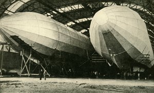 Vzducholodě v hangáru, první světová válka, 1914, c1920. od Unbekannt