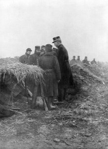Albert I., třetí král Belgičanů, na návštěvě zákopů Avecapelle, Belgie, 1915 od Unbekannt