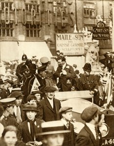 Alcock a Brown...po prvním nonstop transatlantickém letu, Londýn, červen 1919, 1935. od Unbekannt