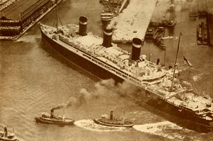 Letecká fotografie Leviathana vlečeného malými remorkéry do jejího doku v New Yorku, c1930 od Unbekannt