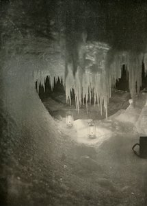 Ledová jeskyně v zimě. Fotografováno Light of Hurricane Lamps, c1908, 1909. od Unbekannt