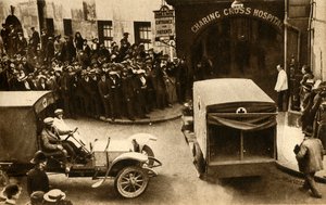 Sanitka vjíždějící do nemocnice Charing Cross se zraněnými..., Londýn, 1914, 1933. od Unbekannt
