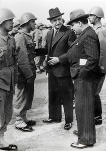 Antonio de Oliveira Salazar (1888-1970), diktátor Portugalska v letech 1932 až 1968, inspekce vojáků během návštěvy Azorských ostrovů, 5. dubna 1941 (čb foto) od Unbekannt