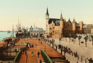 Antverpy (Anvers). Pohled přes starý hrad (Het Steen) do přístavu. Kolem roku 1900 od Unbekannt