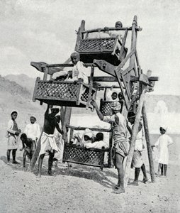 Arabské děti si užívají velké kolo, 1922 od Unbekannt