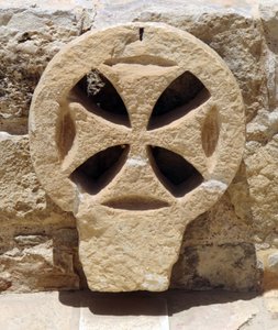 Detail architektonického okna z byzantského kostela v oblasti Judea a Samaří, Západní břeh (kámen) od Unbekannt