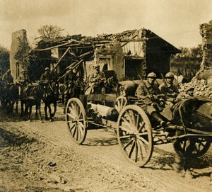 Dělostřelectvo procházející Beauzée, severní Francie, c1914-c1918 od Unbekannt