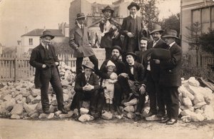 Umělci před La Ruche, Montparnasse, 1914. od Unbekannt