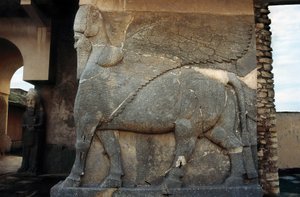 Asyrské umění: okřídlený býk, strážce vchodu do paláce, socha. od Unbekannt