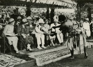 V Suva na Fidži. Představujeme zub Tabua vorvaně ...1927, 1937. od Unbekannt