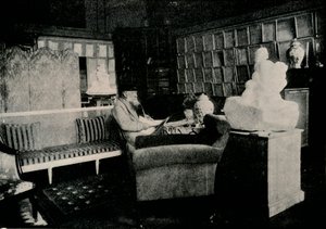 Auguste Rodin mezi svými knihami V 77 Rue De Varenne, c1900 od Unbekannt