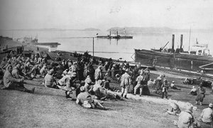 Rakouští zajatci zajatí Srby odpočívající v poledne na břehu Dunaje, 1915. od Unbekannt