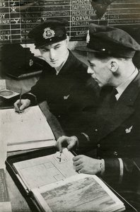 Navigační důstojníci BOAC sestavující letový plán, druhá světová válka, c1939-c1944 1946. od Unbekannt
