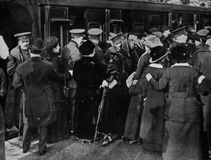 Zpátky do zákopů z Victoria Station, Londýn, 1915. od Unbekannt