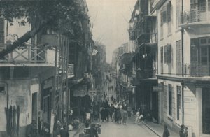 Balkonové budovy lidnaté obchodní silnice vedoucí na východ a západ, c1935 od Unbekannt