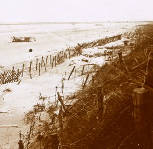 Bariéry z ostnatého drátu na pláži, Nieuwpoort-Bad, Flandry, Belgie, c1914-c1918 od Unbekannt