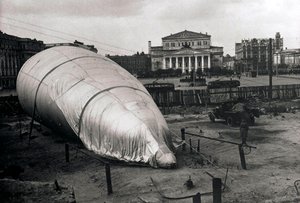 Barážový balón ve Velkém divadle, Moskva, SSSR, 1942 od Unbekannt