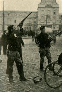 Belgičtí vojenští cyklisté střílející na německé letadlo, první světová válka, 1914-1918, c1920. od Unbekannt