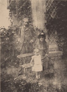 Berthe Morisot, její manžel Eugène Manet a jejich dcera Julie, cca 1881 od Unbekannt