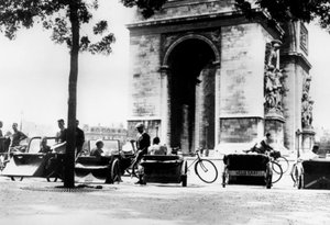 Cyklistické taxíky na náměstí Place dEtoile u Vítězného oblouku, Němci okupovaná Paříž, srpen 1943 od Unbekannt