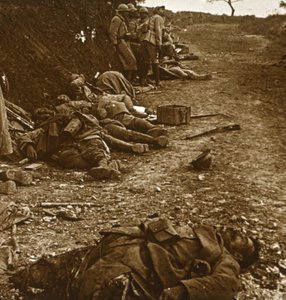 Těla po dobytí Courcelles, severní Francie, 1918 od Unbekannt