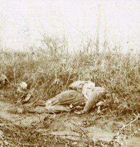 Tělo mrtvého vojáka, Château-Porcien, severní Francie, c1914-c1918 od Unbekannt