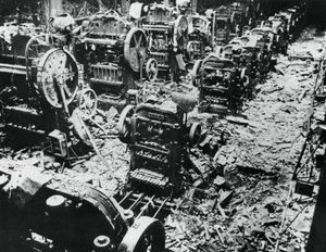 Poškození bombou v továrně Renault, Sevres, Paříž, 4. dubna 1943 od Unbekannt