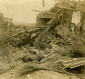 Vybombardovaná budova, tělo mrtvého vojáka v popředí, 1916 od Unbekannt