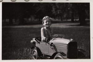 Chlapec řídí šlapací auto, c 1930 od Unbekannt