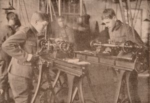 Boys of Bradfield College vyrábějící díly mušlí, Berkshire, c1916 1928 od Unbekannt