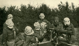 ...britská kulometná sekce s protiplynovými maskami, první světová válka, 1914-1918, c1920. od Unbekannt
