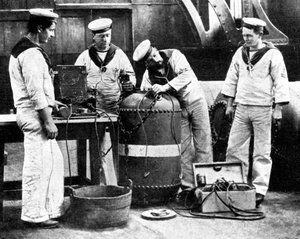 Britští námořníci drátovali minu, první světová válka, 1914 od Unbekannt