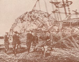 Britští štábní důstojníci prohlížejí trosky Zeppelinu sestřeleného v Anglii, c1917 1919 od Unbekannt