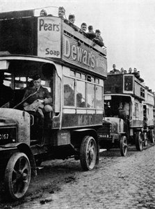 Britské jednotky byly přesunuty na novou část linie motorovými autobusy, 1915 od Unbekannt