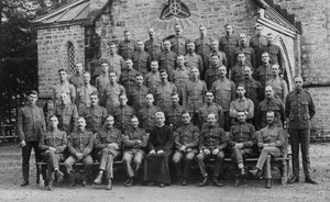 Britští vojáci mimo posádkový kostel, Chakrata, 1917 od Unbekannt
