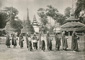 Barmští Phoongyies sbírající almužny, 1900. od Unbekannt